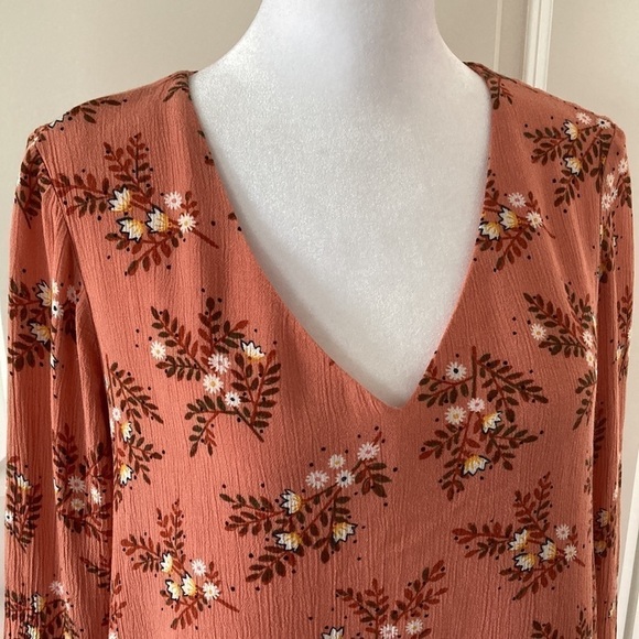 LC Lauren Conrad medium top floral bell sleeves lace v-neck - Picture 2 of 13